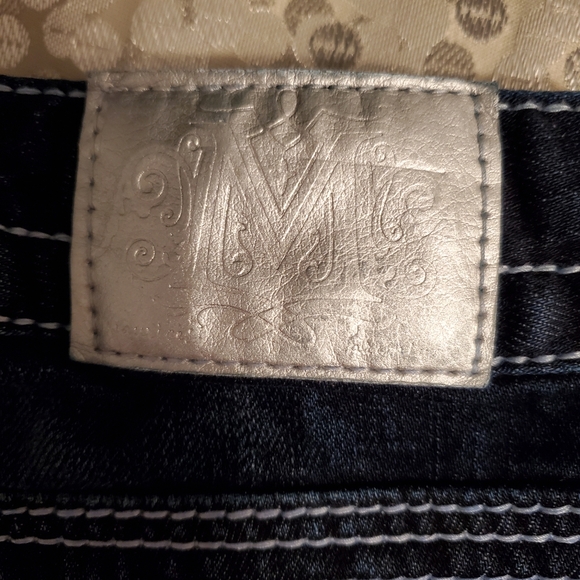 Women's Maurices Dark Wash Denim Capris - Picture 7 of 9